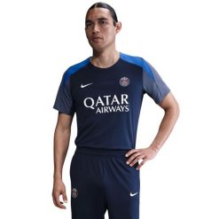 Koszulka męska Nike PSG Strike. Niebieskie t-shirty sportowe męskie Nike, m, z poliesteru, bez ramiączek, do piłki nożnej, dri-fit (nike). Za 206.99 zł.
