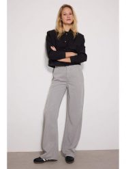 Trendyol Spodnie w kolorze szarym rozmiar: 40. Szare spodnie materiałowe damskie Trendyol, bez wzorów, z lyocellu, z podwyższonym stanem. Za 91.34 zł.