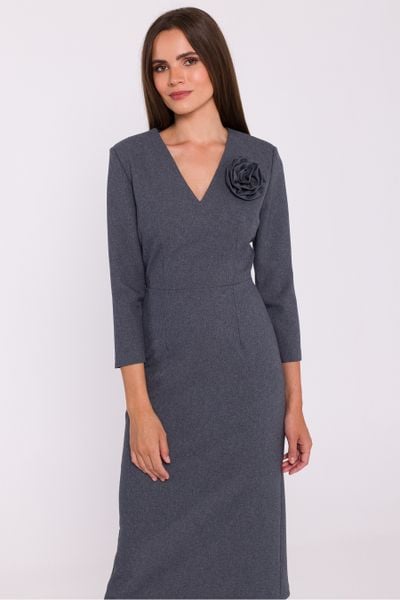 Elegancka sukienka ołówkowa z dekoltem V szara. Szare sukienki damskie Stylove, do pracy, l, z aplikacjami, z elastanu, biznesowe, bez kołnierzyka, bez ramiączek, midi, dopasowane. Za 449.00 zł.