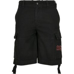 Szorty Urban Classics acdc logo vintage. Czarne szorty męskie Urban Classics, z bawełny, bez kołnierzyka. Za 300.80 zł.
