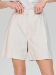 Eleganckie szorty z wysokim stanem - kremowy. Białe szorty damskie Sinsay, bez wzorów, z materiału, eleganckie, z podwyższonym stanem. Za 49.99 zł.