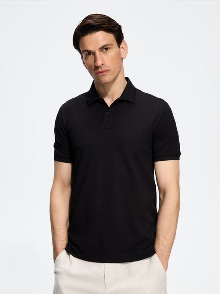 Koszulka polo regular fit - czarny. Czarne koszulki polo męskie Reserved, l, bez wzorów, z bawełny, bez ramiączek. Za 129.99 zł.