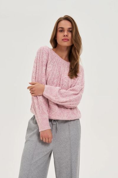 Sweter z ozdobnym splotem różowy. Czerwone swetry klasyczne damskie MOODO, l, ze splotem, bez kołnierzyka. Za 119.99 zł.