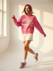 Bluza hoodie z napisem Coca Cola - różowy. Czerwone bluzy bez kaptura damskie Sinsay, l. Za 59.99 zł.