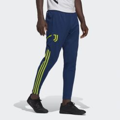 Spodnie do piłki nożnej męskie Adidas Juventus Condivo 22 Training Pants. Niebieskie spodnie materiałowe męskie Adidas, bez wzorów, z materiału. Za 214.30 zł.