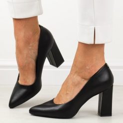 Czarne pu czółenka damskie na słupku Sergio Leone Pb216. Czarne czółenka damskie Sergio Leone, bez wzorów, ze skóry, bez obcasa, na słupku. W wyprzedaży za 147.87 zł.