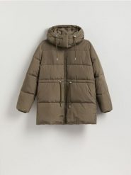 Pikowana kurtka z odpinanym kapturem - oliwkowy. Zielone kurtki damskie Reserved, l, bez wzorów, z tkaniny. Za 359.99 zł.