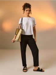 Wiskozowe spodnie straight leg - czarny. Czarne spodnie materiałowe damskie Sinsay, bez wzorów, z wiskozy. Za 29.99 zł.