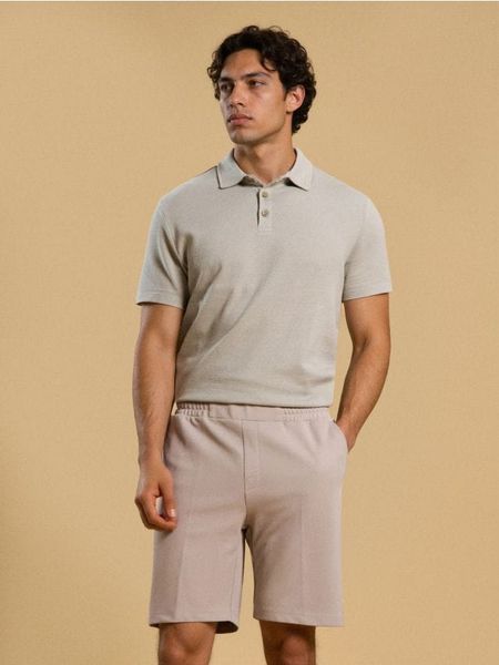 Szorty slim - beżowy. Brązowe szorty męskie Sinsay, bez wzorów. Za 39.99 zł.