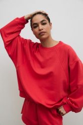 Bluza damska z przeszyciami w kolorze HIBISCUS RED - NORD-UNI. Czerwone bluzy bez kaptura damskie Marsala, m, z bawełny. Za 319.90 zł.