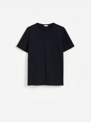 Gładki t-shirt regular fit - czarny. Czarne t-shirty męskie Reserved, l, bez wzorów, z bawełny, bez kołnierzyka. Za 39.99 zł.