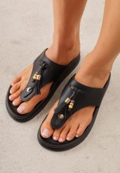 Czarne Klapki Typu Japonki Ozdobione Frędzlami Elinryss. Czarne klapki damskie Born2be, bez wzorów, bez obcasa, na płaskiej podeszwie. Za 79.99 zł.