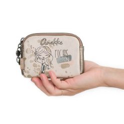 Portfel damski Anekke, z ozdobnym nadrukiem i metalowym logo zapinany na suwak wyposażony w przegrody na karty kieszeń na monety oraz miejsce na bank. Brązowe portfele damskie Anekke, bez wzorów. Za 109.00 zł.