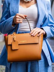 Victor & Hugo Paris Skórzana torebka "Nael" w kolorze karmelowym - 26,5 x 21 x 8,5 cm rozmiar: onesize. Brązowe torebki klasyczne damskie Victor & Hugo Paris, bez wzorów, z materiału, bez dodatków. Za 370.71 zł.