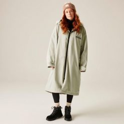 Unisex dla dorosłych wodoodporny szlafrok do zmiany. Brązowe szlafroki damskie Regatta, bez wzorów. W wyprzedaży za 608.20 zł.