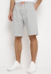 Jasnoszare Dresowe Szorty ze Sznurkiem w Pasie i Metalicznymi Napami Tharnni. Szare szorty męskie Born2be, z dresówki, bez kołnierzyka. Za 34.99 zł.