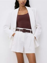 Szorty z plecionym paskiem - biały. Białe szorty damskie Reserved, bez wzorów, z tkaniny. Za 129.99 zł.