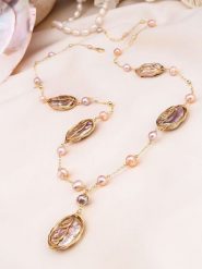 Pierres de Jade Pozłacany naszyjnik z elementami ozdobnymi - dł. 45 cm rozmiar: onesize. Brązowe naszyjniki damskie Pierres de Jade, pozłacane. Za 130.99 zł.