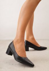 Czarne Skórzane Czółenka VICES na Słupkowym Obcasie Nerilise. Czarne czółenka damskie Renee, bez wzorów, z materiału, z otwartym noskiem, bez obcasa, na słupku. Za 129.99 zł.