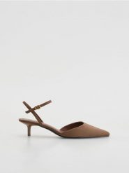 Czółenka z odkrytą piętą - brązowy. Brązowe czółenka damskie Reserved, bez wzorów, bez obcasa. Za 139.99 zł.