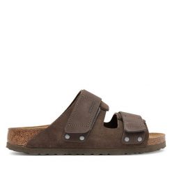 Klapki Birkenstock. Brązowe klapki damskie Birkenstock, bez wzorów, bez obcasa. Za 499.99 zł.