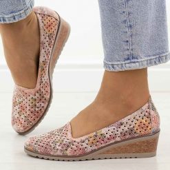 Czółenka damskie multi na koturnie Potocki 12306. Czółenka damskie POTOCKI, w ażurowe wzory, ze skóry, bez obcasa, na koturnie. Za 169.00 zł.