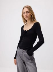 Sweter z wiskozą - czarny. Czarne swetry klasyczne damskie Reserved, l, z dzianiny, bez kołnierzyka. W wyprzedaży za 49.99 zł.