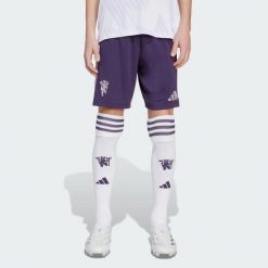 Spodenki wyjazdowe Manchester United 25/26. Fioletowe spodenki sportowe damskie Adidas, do piłki nożnej. Za 179.00 zł.