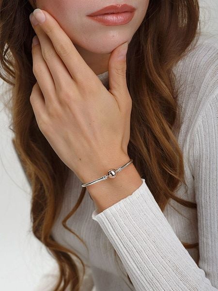 Pandora Pozłacana bransoletka rozmiar: 19. Szare bransoletki damskie Pandora, pozłacane. Za 474.95 zł.