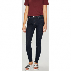Review - Jeansy Minnie Skinny. Niebieskie jeansy damskie Review. W wyprzedaży za 129.90 zł.