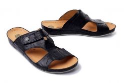 DR BRINKMANN 700670-1 schwarz, klapki profilaktyczne damskie. Czarne klapki damskie Dr. Brinkmann, bez wzorów, bez obcasa. Za 250.67 zł.