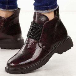 Bordowe lakierowane botki damskie M.Daszyński 2501-10. Czerwone botki damskie M.Daszyński, na jesień, z jeansu, biznesowe, z okrągłym noskiem, bez obcasa, bez zapięcia. W wyprzedaży za 185.07 zł.