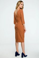 Elegancka sukienka ołówkowa midi z dekoltem V na plecach brązowa. Brązowe sukienki damskie Sukienki.shop, do pracy, l, bez wzorów, biznesowe, bez kołnierzyka, bez ramiączek, midi, ołówkowe. Za 249.00 zł.