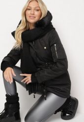 Czarna Kurtka Parka ze Ściągaczem i Kapturem z Futerkiem Kathateia. Czarne kurtki damskie Born2be, na zimę, l, bez wzorów, z materiału. Za 269.99 zł.