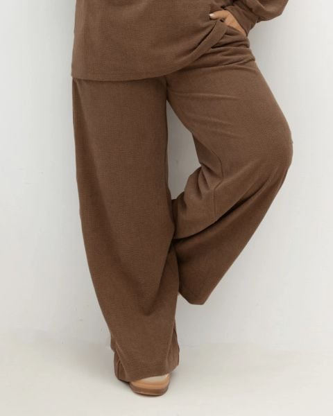 Oversizowe prążkowane spodnie Good Day Ahead na gumce z kieszeniami w kolorze kakao/ciepły brąz Plus Size Oversize. Białe spodnie dresowe damskie Moda Size Plus Iwanek, l, bez wzorów, z dresówki. Za 199.90 zł.
