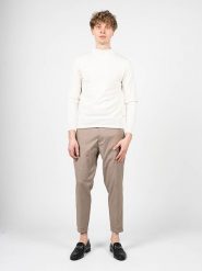 Takeshy Kurosawa Sweter | 83476 | Maglia Lupetto Calato Lana | Mężczyzna | Kremowy. Białe swetry męskie Takeshy Kurosawa, m, bez wzorów, z dzianiny, bez kołnierzyka. W wyprzedaży za 369.00 zł.