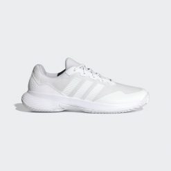 BUTY GAMECOURT 2 TENNIS. Białe buty sportowe na co dzień damskie Adidas, bez wzorów, z gumy, tenisowe. Za 299.00 zł.