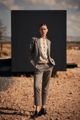 Eleganckie spodnie w pepitkę beżowe. Brązowe spodnie materiałowe damskie MOODO, bez wzorów, z elastanu, eleganckie. W wyprzedaży za 74.98 zł.