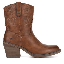 Kowbojki Mustang. Brązowe botki damskie Mustang, bez obcasa, na słupku, bez zapięcia. Za 399.99 zł.