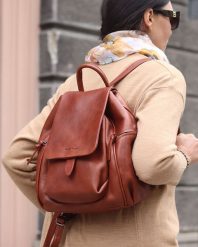 Luksusowy plecak damski z wysokogatunkowej skóry MARCO MAZZINI camelowy. Brązowe plecaki damskie bez wzorów, ze skóry, eleganckie. Za 1,114.99 zł.