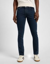 LEE MĘSKIE SPODNIE JEANSOWE LUKE DARK ROOM 112355863 L719008575. Spodnie materiałowe męskie Lee, bez wzorów, z jeansu. Za 229.99 zł.