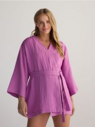 Muślinowa sukienka kimono - fioletowy. Fioletowe sukienki damskie Reserved, l, bez wzorów, z bawełny, bez kołnierzyka, bez ramiączek, mini. W wyprzedaży za 79.99 zł.