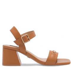 Sandały Nine West. Brązowe sandały damskie Nine West, bez wzorów, bez obcasa, na słupku. Za 149.99 zł.