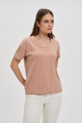 Bawełniany t-shirt z dekoltem w serek beżowy. Brązowe t-shirty damskie MOODO, l, bez wzorów, z bawełny, bez kołnierzyka. Za 39.99 zł.