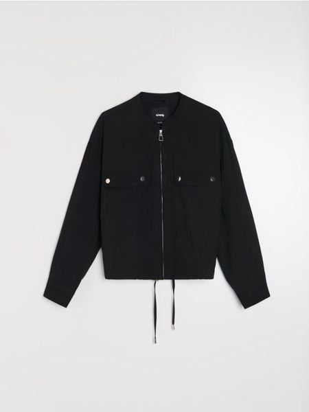 Lekka wiskozowa kurtka bomber z twillowym wykończeniem - czarny. Czarne kurtki damskie Sinsay, l, bez wzorów, z wiskozy, bez kaptura. Za 79.99 zł.