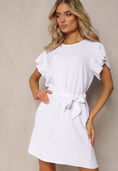 Biała Mini Sukienka Rozkloszowana ze Zdobionym Rękawem i Materiałowym Paskiem Ajemia. Białe sukienki damskie Renee, l, z aplikacjami, z materiału, eleganckie, bez kołnierzyka, bez ramiączek, mini, rozkloszowane. Za 54.99 zł.