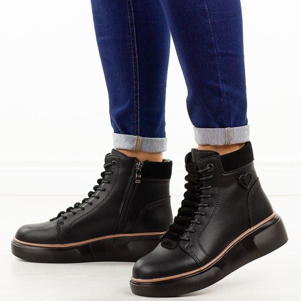 Czarne skórzane botki damskie Filippo Dbt7128/25. Czarne botki damskie Filippo, na jesień, z jeansu, eleganckie, z okrągłym noskiem, bez obcasa, na platformie, bez zapięcia. Za 299.00 zł.