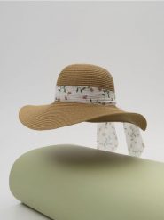 Pleciony kapelusz z kokardą - wielobarwny. Kapelusze damskie Sinsay, bez wzorów. W wyprzedaży za 24.99 zł.