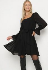 Czarna Sukienka Vices z Siateczkowymi Rękawami i Wiązanym Paskiem Resnala. Czarne sukienki damskie Born2be, na co dzień, l, bez wzorów, z materiału, eleganckie, bez kołnierzyka, bez ramiączek, midi, rozkloszowane. Za 139.99 zł.