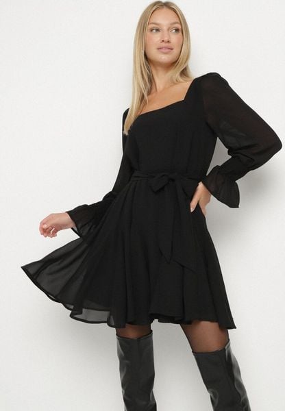 Czarna Sukienka Vices z Siateczkowymi Rękawami i Wiązanym Paskiem Resnala. Czarne sukienki damskie Born2be, na co dzień, l, bez wzorów, z materiału, eleganckie, bez kołnierzyka, bez ramiączek, midi, rozkloszowane. Za 139.99 zł.